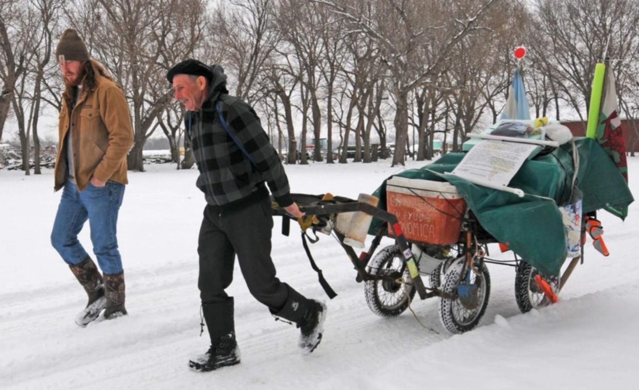 Unió caminando Ushuaia con Canadá en dos años y medio