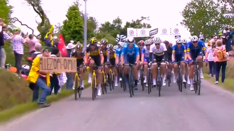 ¡Mirá el video del accidente por un cartel en el Tour de France!