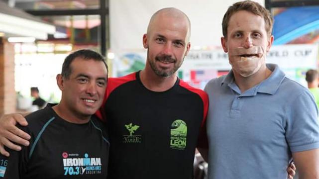 En medio de un Ironman, le reconstruyó la cara a otro atleta en plena carrera