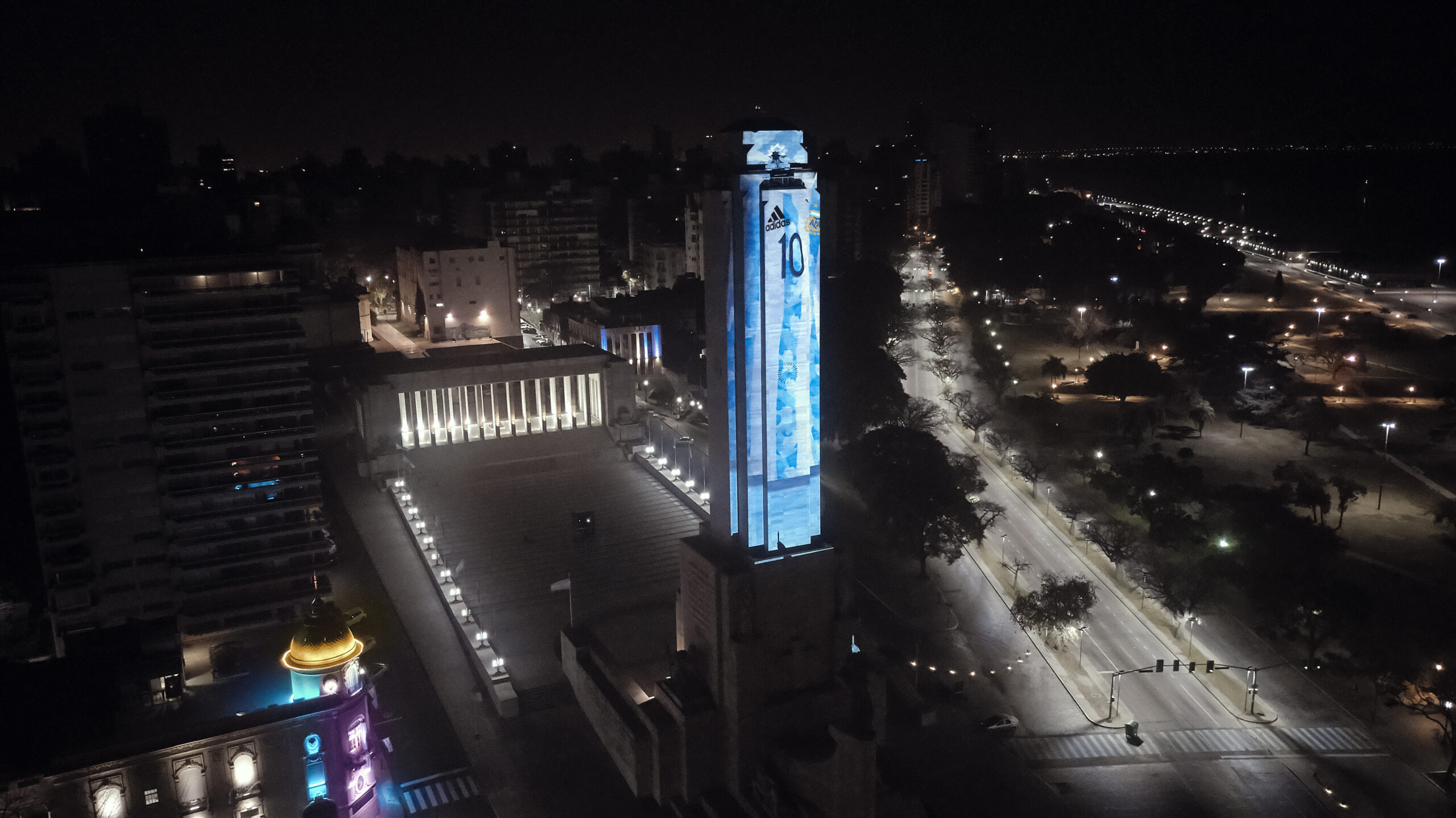 El Monumento a la Bandera se vistió de celeste y blanco