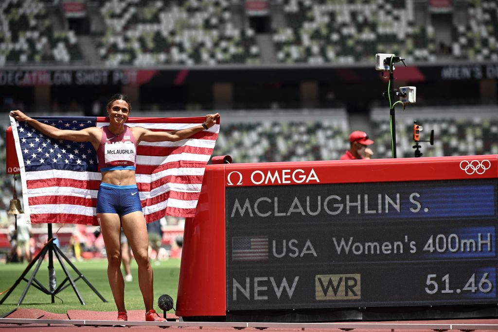 Sydney McLaughlin gana el oro y logra el récord mundial en 400 metros con vallas
