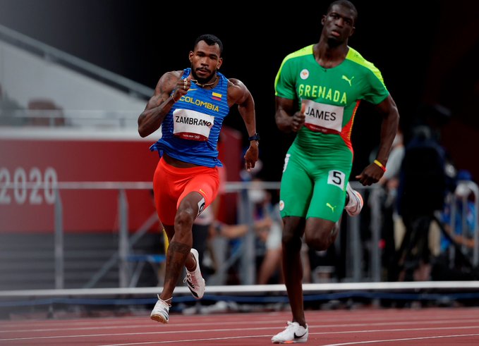 El colombiano Zambrano gana la medalla de plata en 400 metros