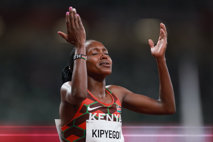 Kipyegon le roba la medalla de oro a Sifan Hassan en los 1500 metros