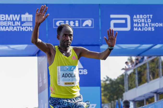 El etíope Adola ganó el Maratón de Berlín y Bekele quedó tercero