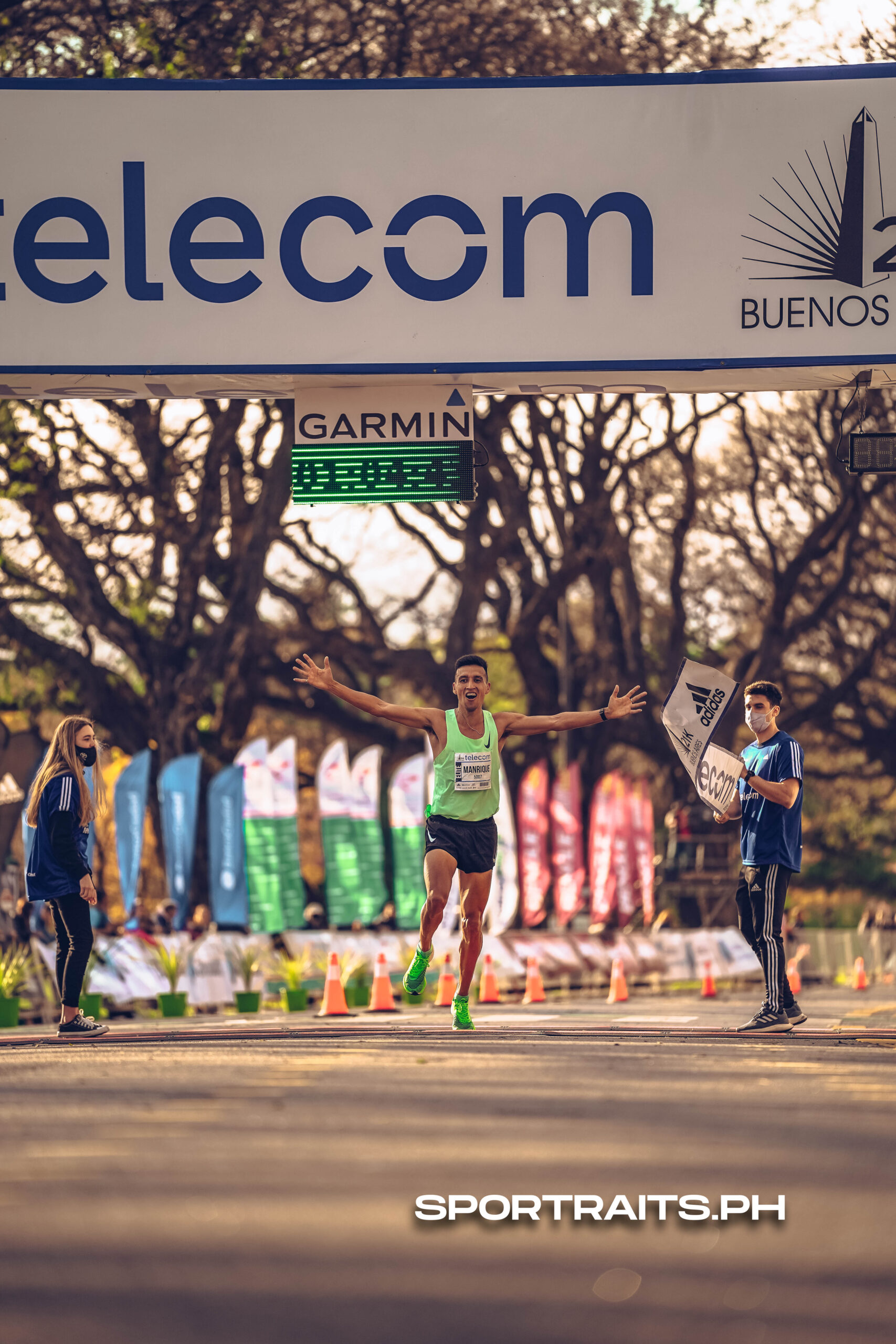 Un atleta de elite vende rifas para poder costearse la gira por España