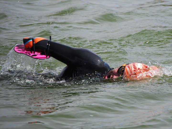 El nadador paralímpico Théo Curin hizo historia al recorrer 120k en el Lago Titicaca