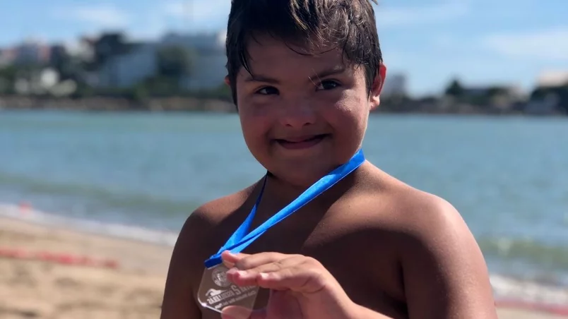 Con 9 años se convierte en el nadador más joven en completar los 1500 metros en aguas abiertas