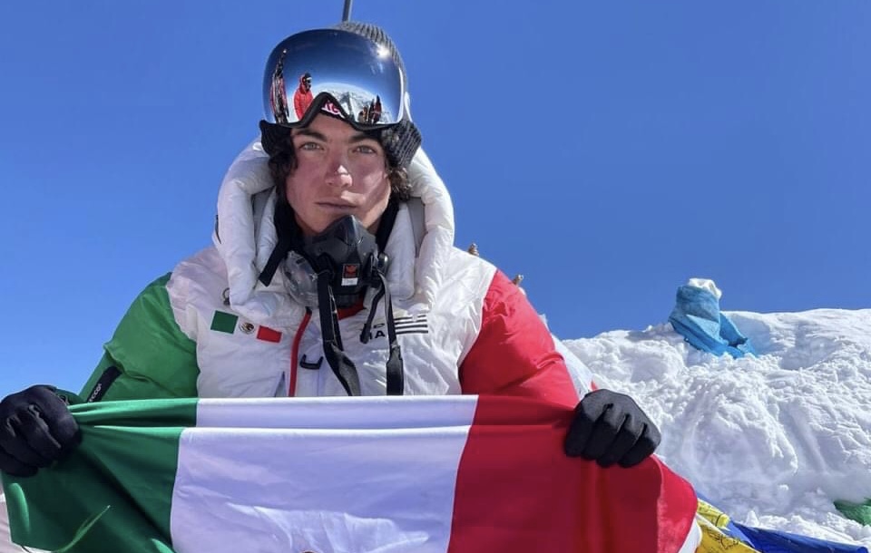 Con 19 años, un mexicano sube al Everest y hace historia