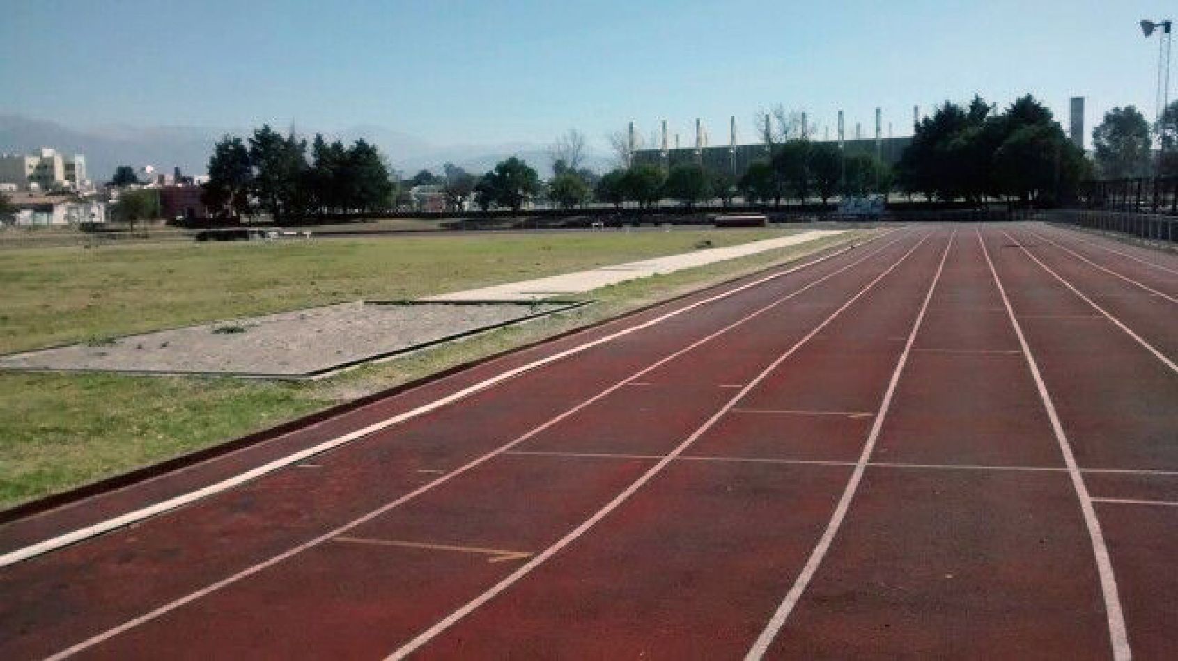 Cachí: Cierran la pista de atletismo para mejorarla