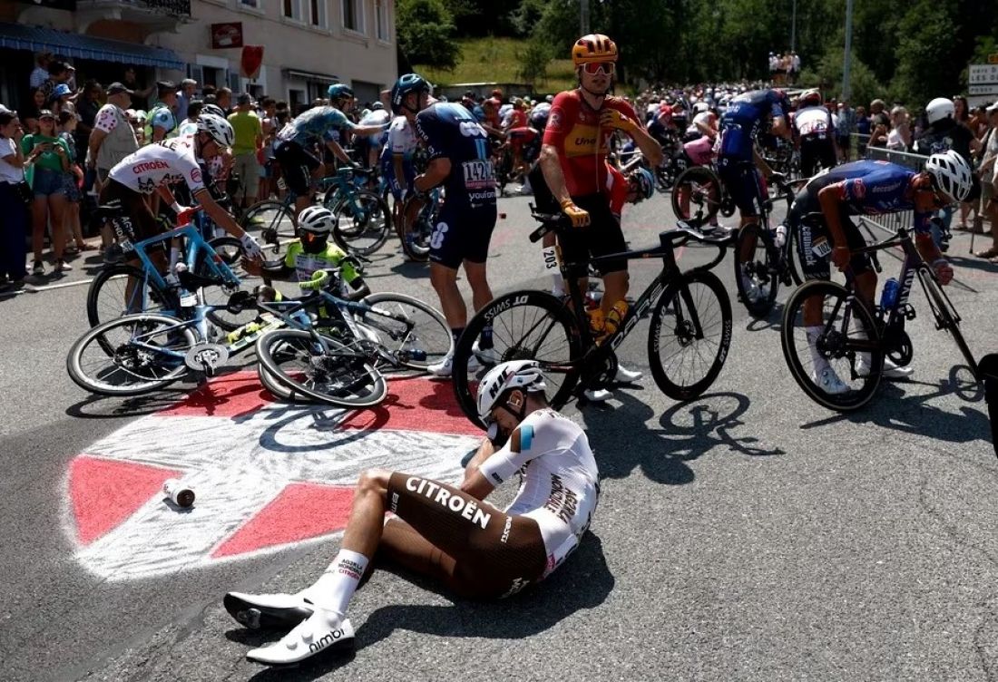 Tour de France: quiso sacarse una selfie y casi provoca una tragedia