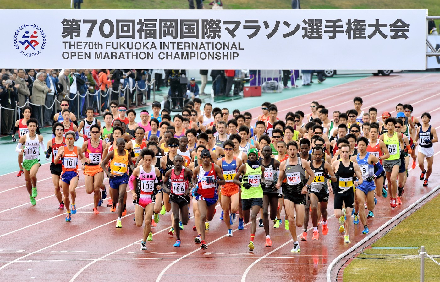 Maratón Internacional de Fukuoka: Un auto chocó a un runner