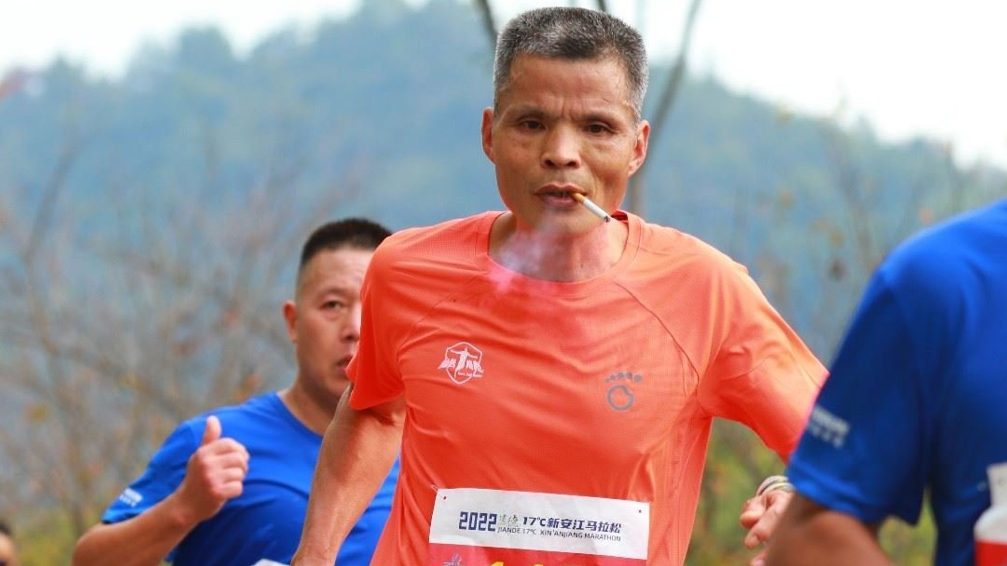 Tío Chen, el runner descalificado por fumar en un maratón