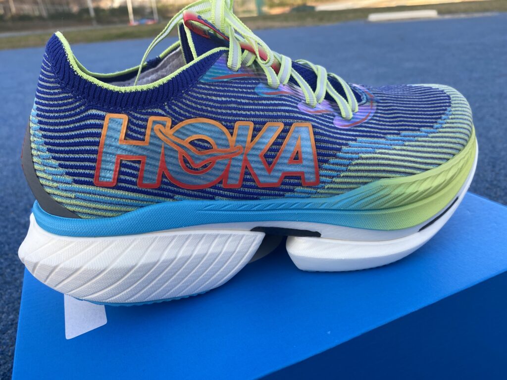 Hoka lanza una nueva zapatilla con placa de carbono