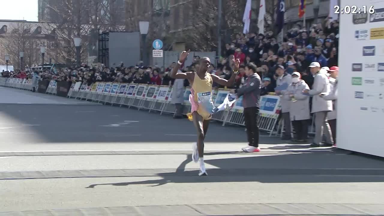 Maratón de Tokio: Kipruto sorprendió y ganó con récord de circuito