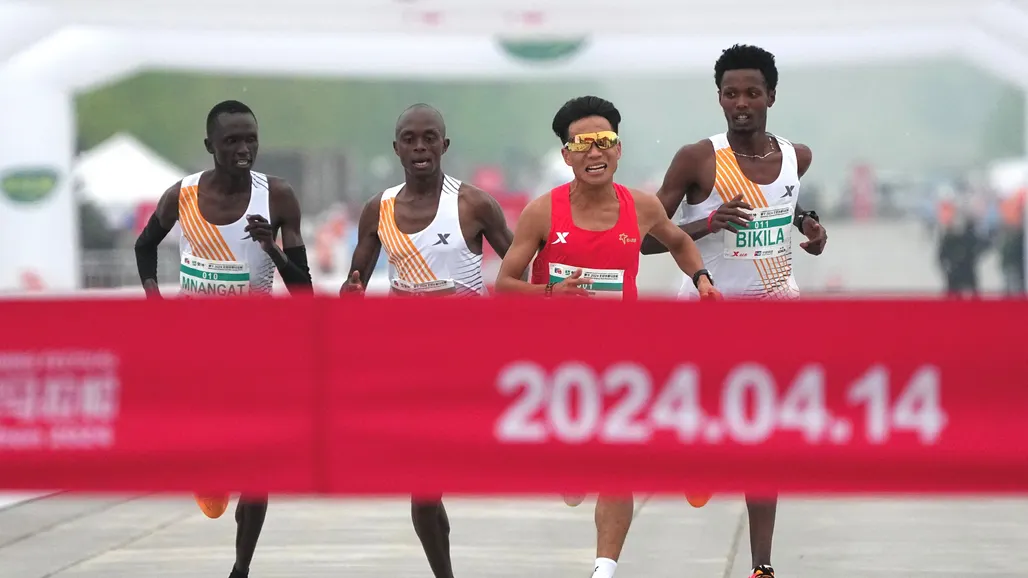 Escándalo en la media maratón de Pekín: Africanos dejan ganar a corredor local