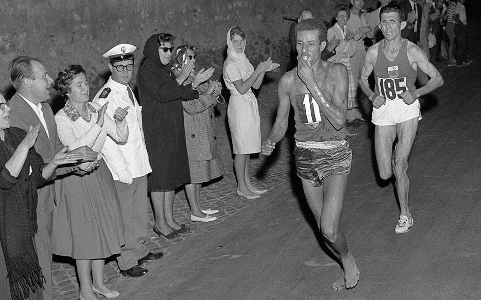 El día que Abebe Bikila ganó la maratón olímpica corriendo descalzo y cambió la historia del atletismo
