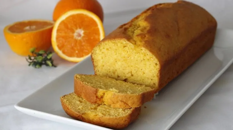 Ni azúcar ni harina, pero ideal para el mate: este budín de naranja se hace con una receta muy simple