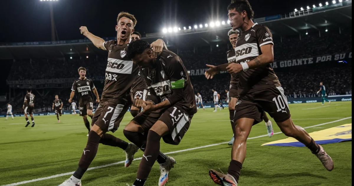 Platense superó a Talleres bajo la lluvia en Córdoba