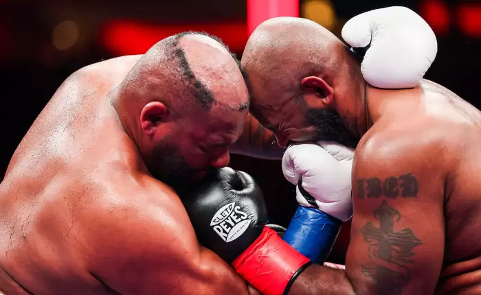 (VIDEO) Insólito: un boxeador perdió el peluquín en plena pelea y luego ganó por puntos