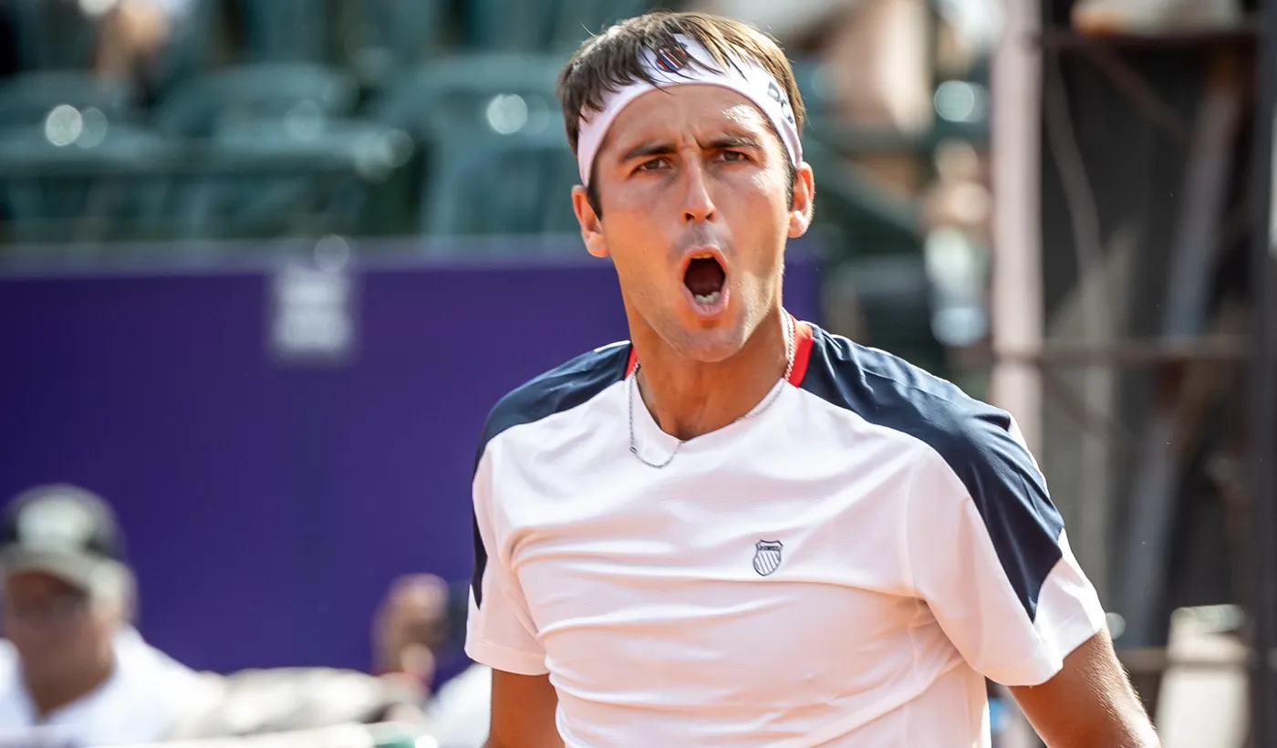 Tomás Etcheverry avanzó tras un partido accidentado y se metió en los cuartos de final en Brasil