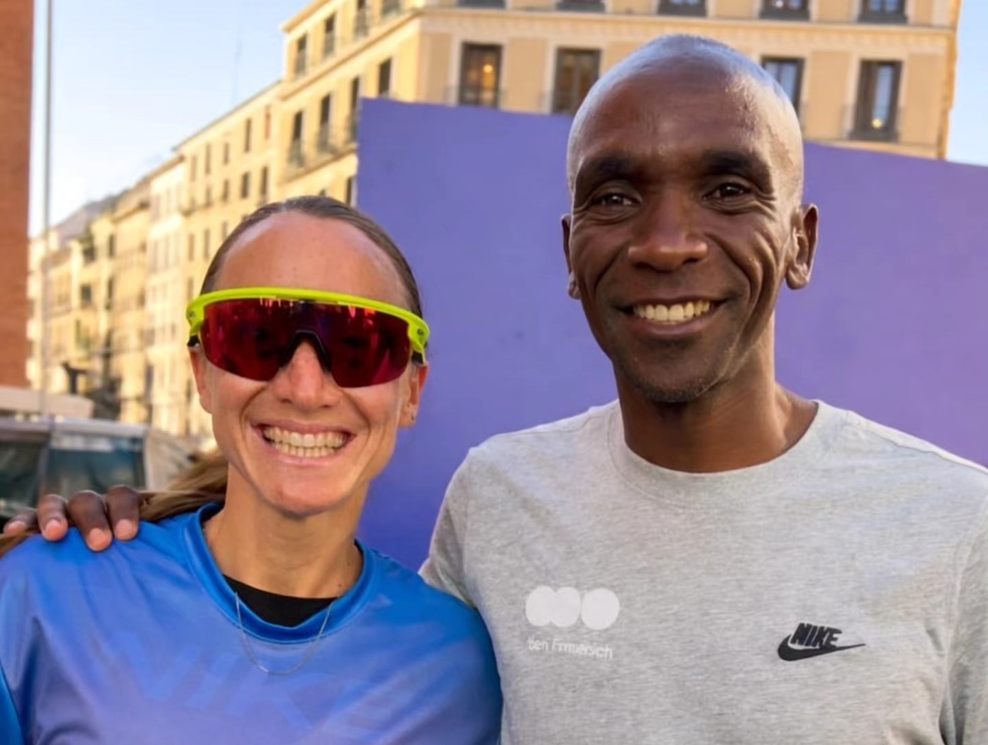 Flor Borelli, junto a Kipchoge en el lanzamiento del nuevo reloj de Huawei