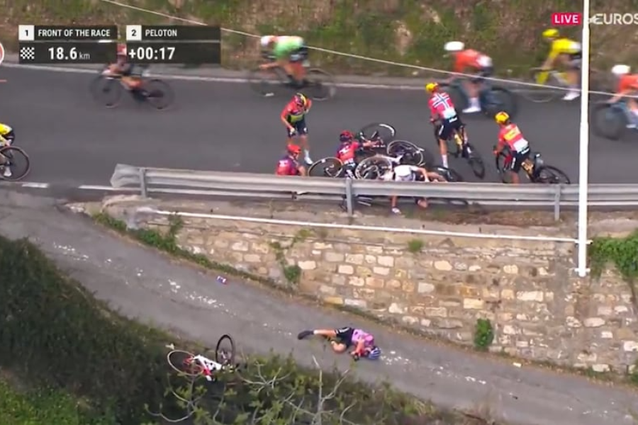 VIDEO/ Escalofriante choque en la Milán – San Remo: múltiples ciclistas involucradas