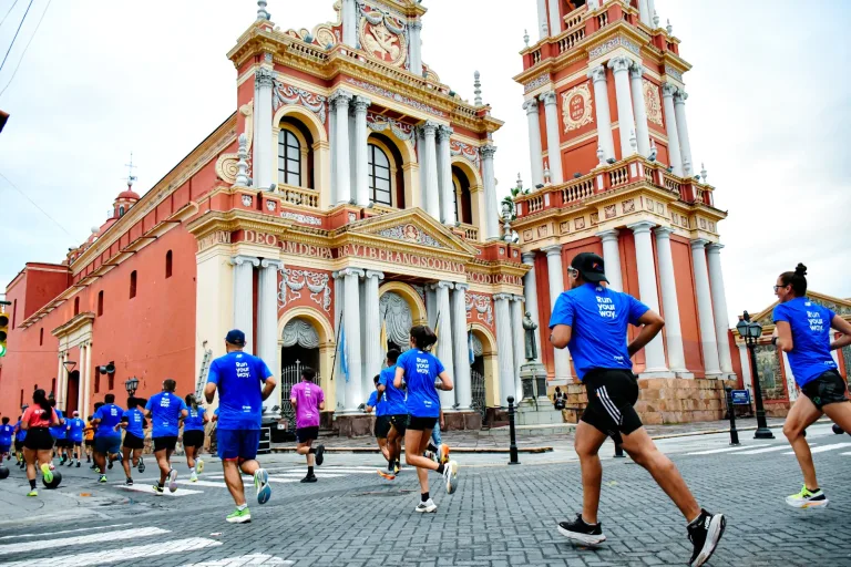 Miles de personas eligieron la ciudad de Salta para vivir la Medio Maratón New Balance