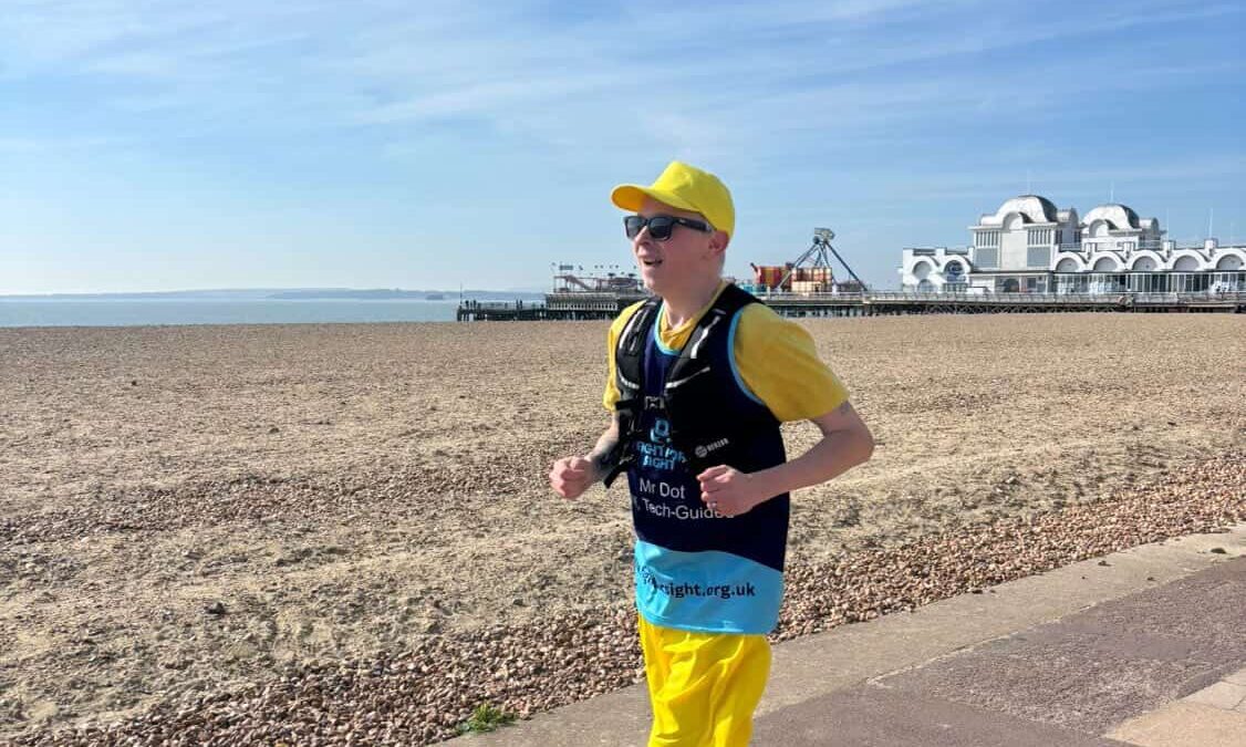 Ciego completa la Maratón de Brighton, en el Reino Unido, con la ayuda de gafas con IA