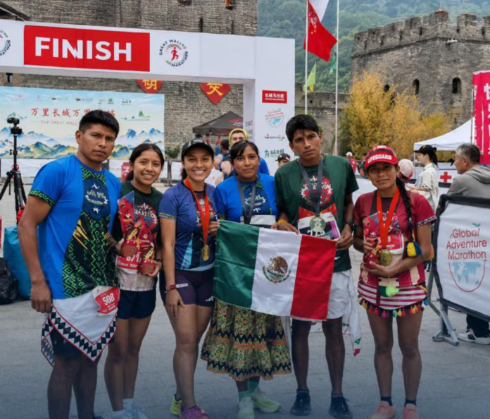 Oaxaca conquista la Gran Muralla China: mixtecas ganan oro y plata en histórico medio maratón