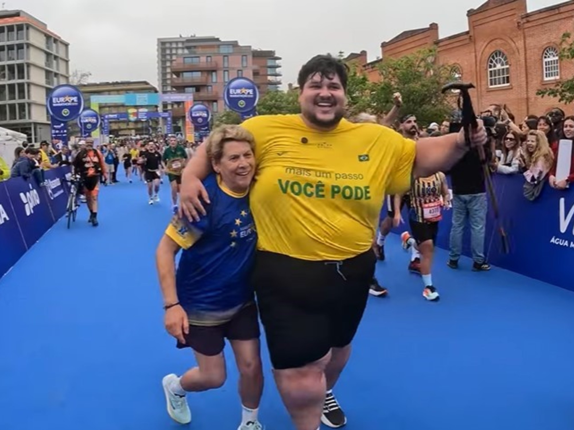 Bajó más de 100 kilos y completó el Maratón de Europa a su ritmo con bastón
