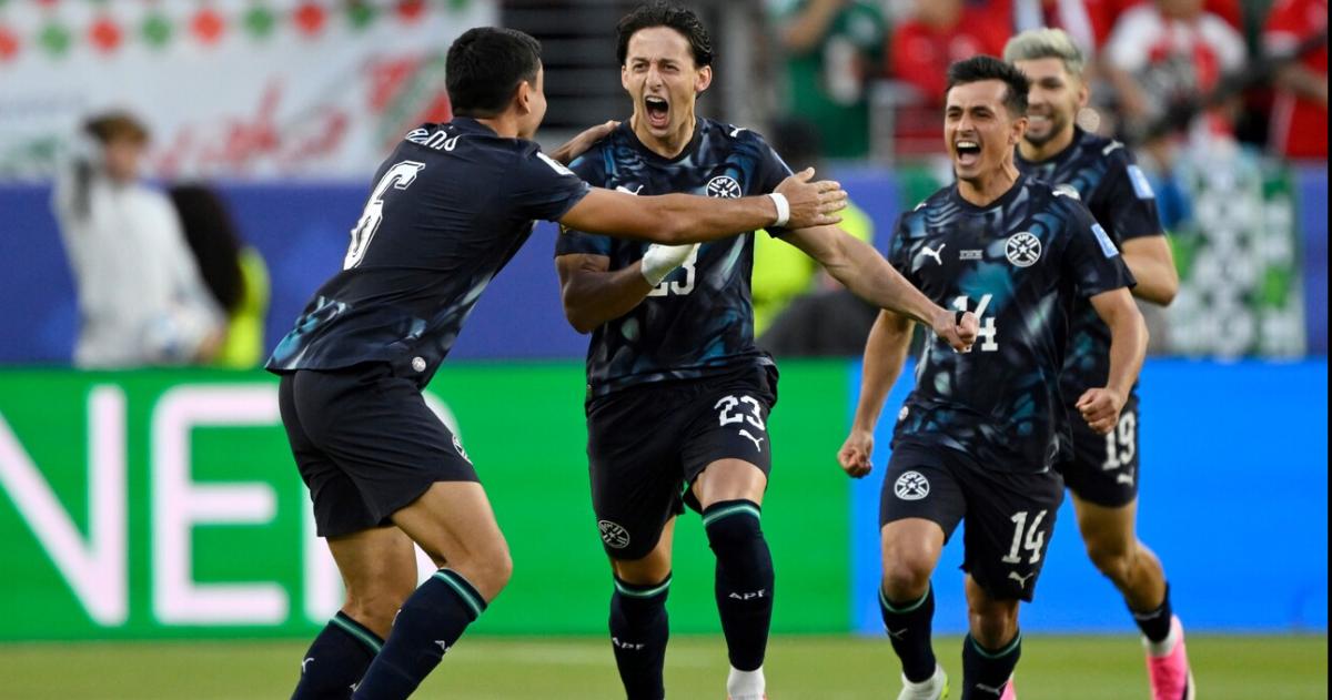 Paraguay aguantó con 10 ante Turquía y sigue vivo
