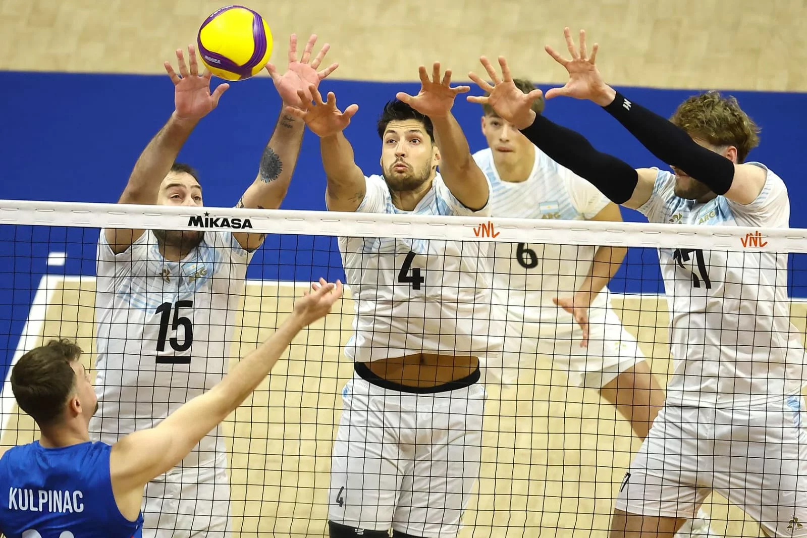 Argentina no pudo con Serbia en el debut de la VNL
