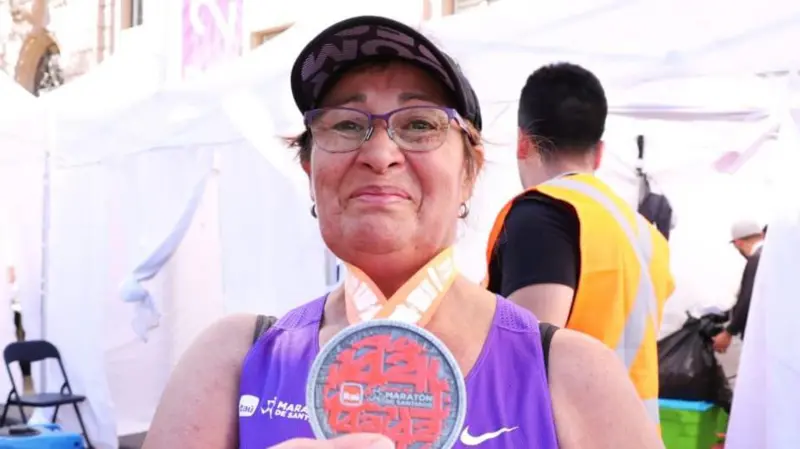 «Llegué última pero me siento ganadora»: la inspiradora historia de Ely, la mujer de 64 años que soñaba con correr una maratón y la terminó en más de 7 horas