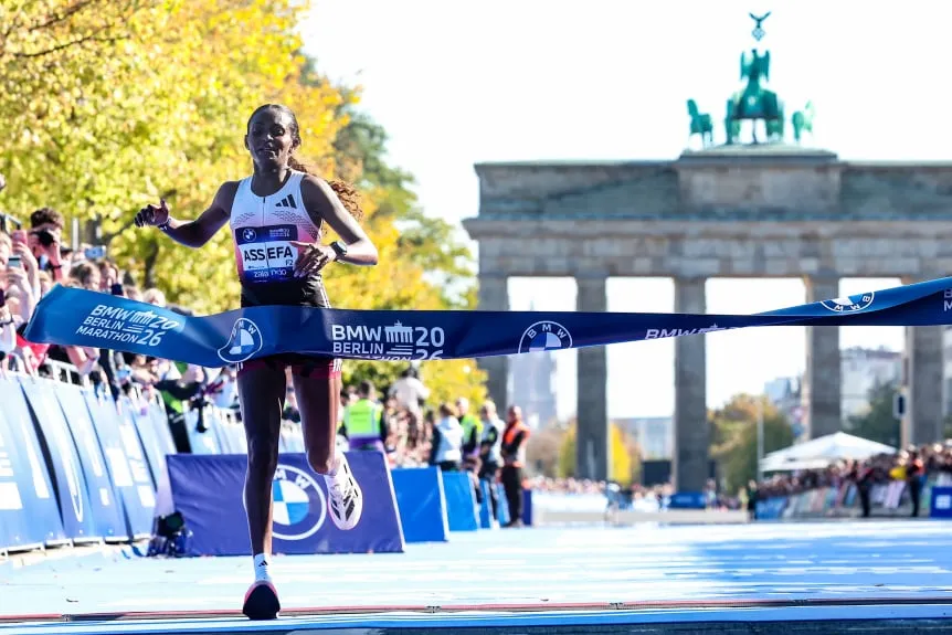 Dramático final para Assefa en Berlín: entra en meta cojeando tras rozar el récord mundial de maratón
