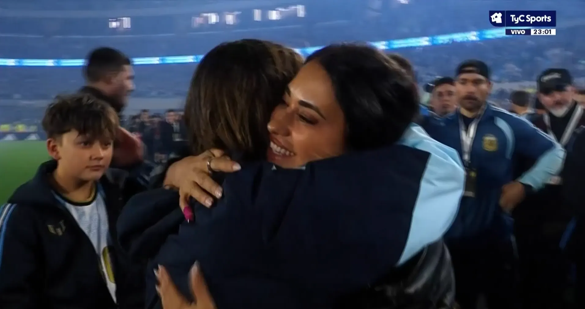 Otro abrazo que conmovió: el cruce íntimo entre Antonela Roccuzzo y Soledad Pastorutti en la despedida de Messi