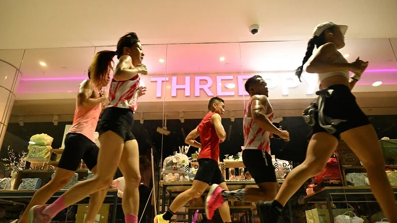 La neblina tóxica obliga a los corredores de Singapur a entrenar entre tiendas y locales comerciales