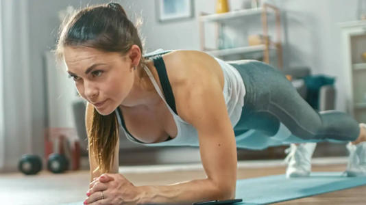 Cuántos segundos debe durar una plancha abdominal según los expertos