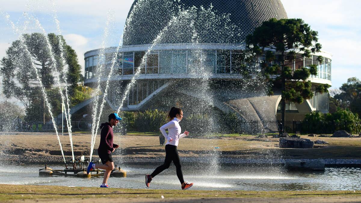 Tips para cuidarse al salir a correr en otoño o primavera