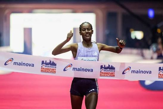 Buze Diriba, récord femenino en el maratón de Amsterdam con doblete etíope